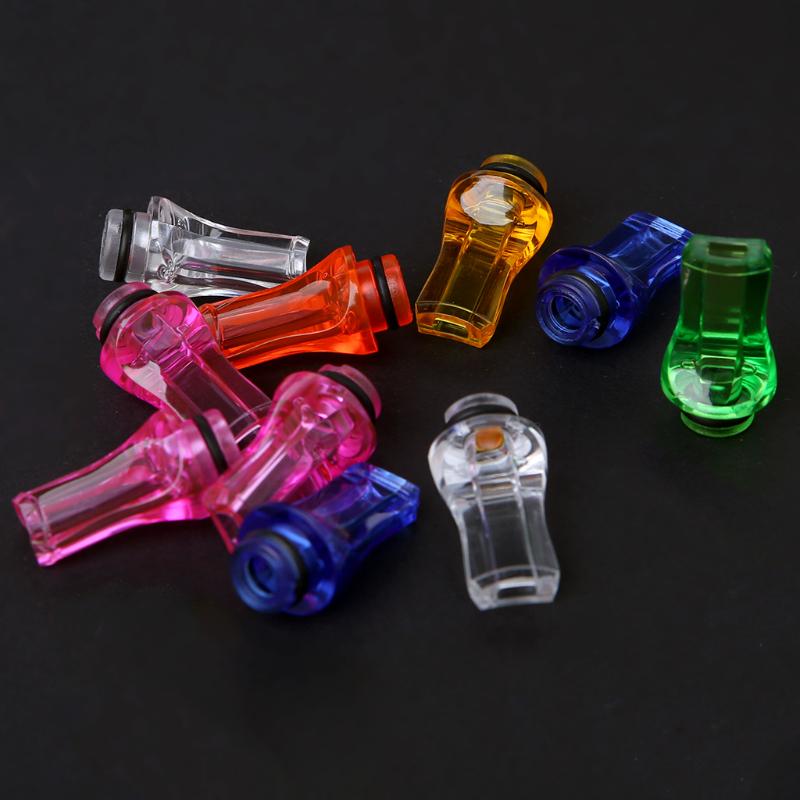 Zbliżenie na ustnik e-papierosa Airmez (drip tip) z widocznymi wewnętrznymi mikro-żłobieniami, które działają jako pułapka na kondensat, zapobiegając pluciem liquidem.