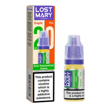 Vaper trzymający e-papierosa Lost Mary, z butelkami liquidu Lost Mary juice i świeżymi owocami w tle.