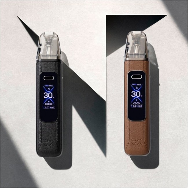Kompaktowy e-papieros OXVA Xlim Pro, leżący na dłoni lub na biurku, z widocznym ekranem OLED i elegancką, metalową obudową.