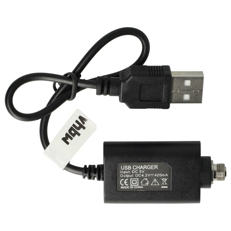 Zbliżenie na dłoń podłączającą kabel USB-C do portu ładowania urządzenia Vape Merrymi, leżącego na płaskiej, bezpiecznej powierzchni.