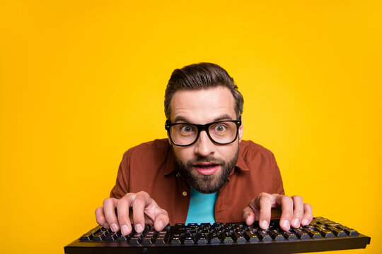 Wyświetlacz LED urządzenia Geek Bar Pulse z aktywną animacją rakiety, symbolizującą tryb Pulse.