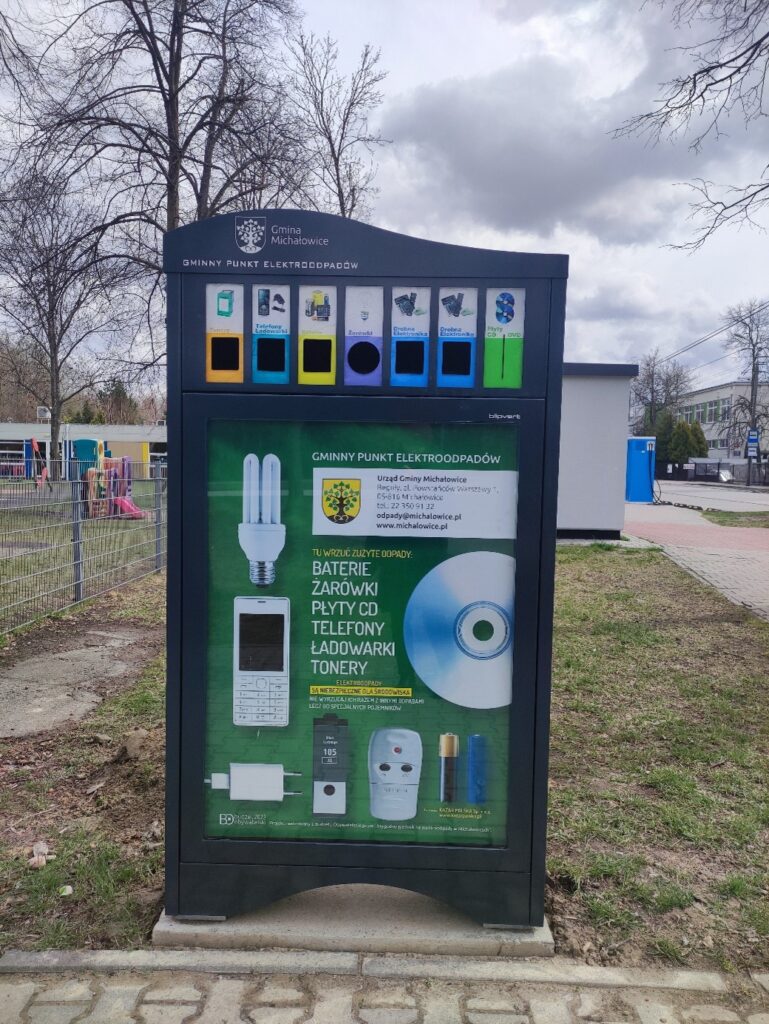 Grafika przedstawiająca zużyty e-papieros Hifancy 70k wrzucany do specjalnego pojemnika na elektroodpady lub do PSZOK, symbolizująca prawidłową utylizację.